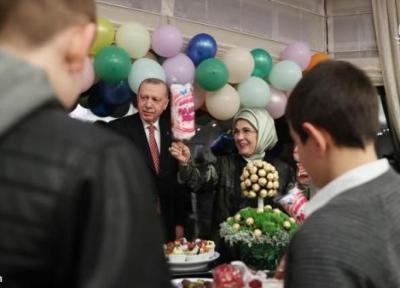 (تصاویر) افطاری اردوغان و همسرش با بچه ها