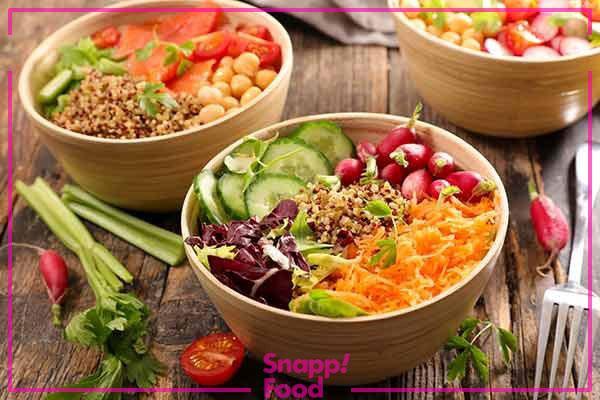 طرز تهیه سالاد کینوا رژیمی، بشقابی پر از انواع پروتئین